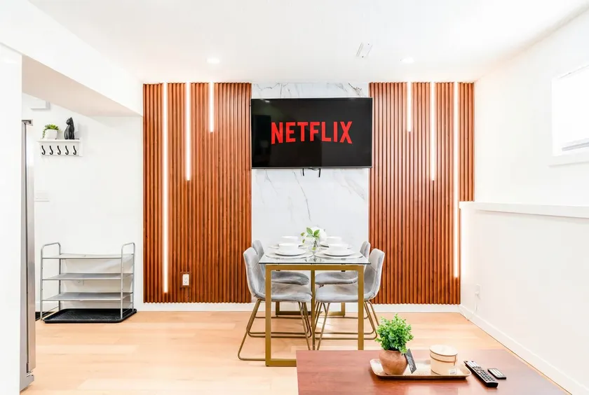 Modern 2BR Suite Near DT: Fast wifi + Free parking - Image 1