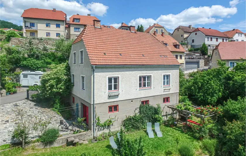 Vacation home with garden - Image 1