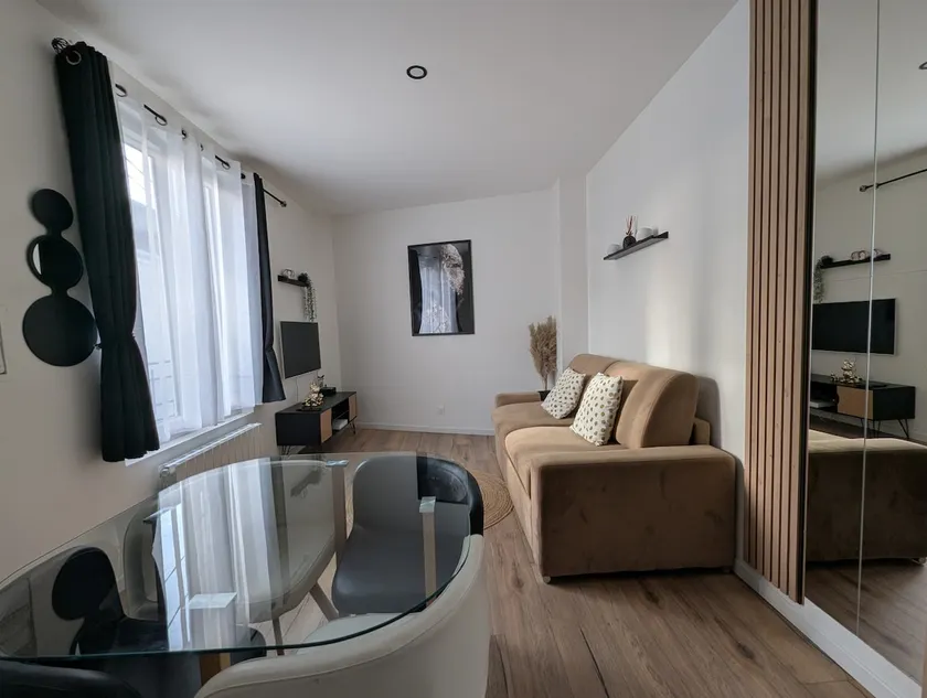 *I’m here, I’m staying here* – near direct metro line to Paris - Image 1