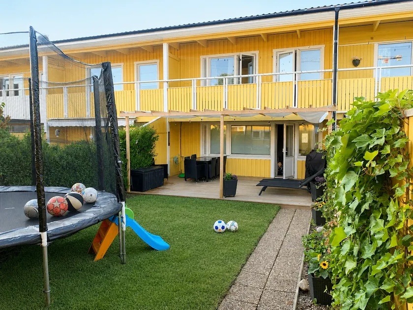 Spacious townhouse with patio and free parking - Image 1