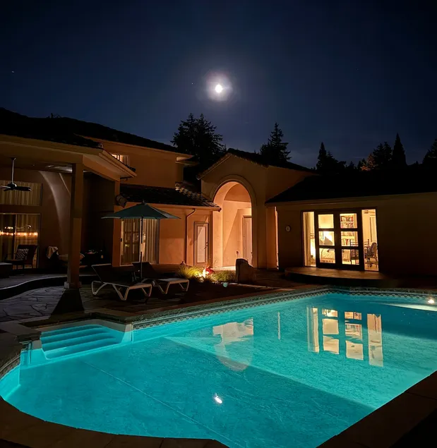 Tranquil Poolside Studio - Image 1