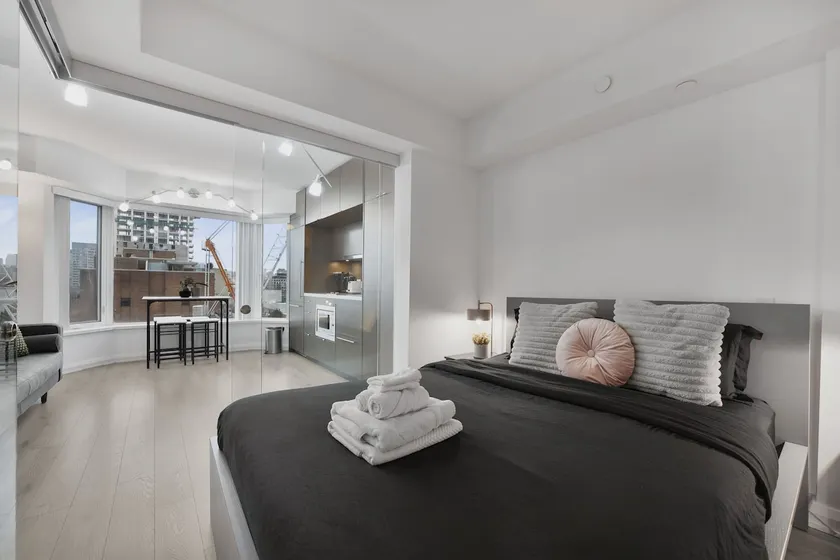 Yorkville Guest Favourite - former 4 Season Hotel! - Image 1