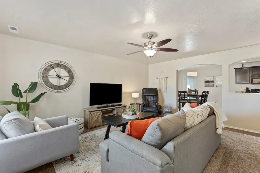 Easy Stay for 9 Workspace Pets OK Shop Dine - Image 1