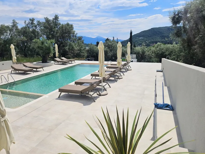 Merveilleux appartement de vacances convivial et familial avec piscine, jardin et terrasse | Vue piscine - Image 1