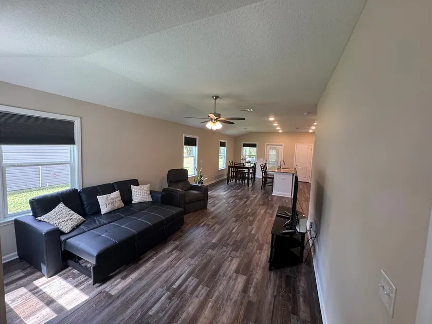 Quiet New Build Near Eglin, Clean & Comfortable - Image 1