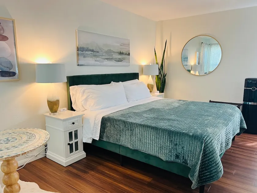 Emerald Suite Spa Experience with Sauna & Desk - Image 1