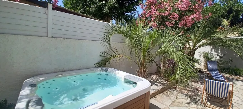 Apartment with Garden and Hot Tub - Image 1