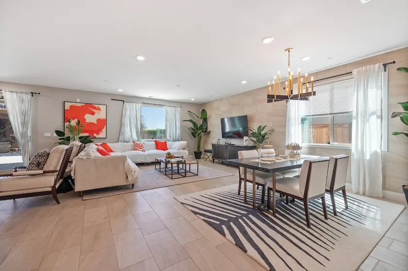Elk Grove Parkside Retreat - Image 1