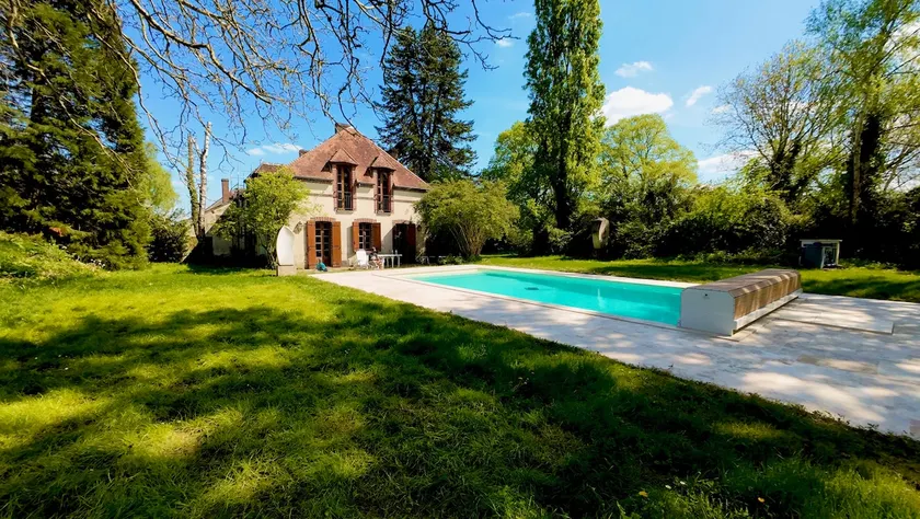 Charming property with heated pool - Image 1