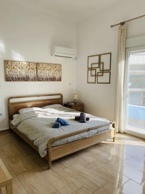 Azure House: Spacious & Bright | 1' to Metro - Image 1