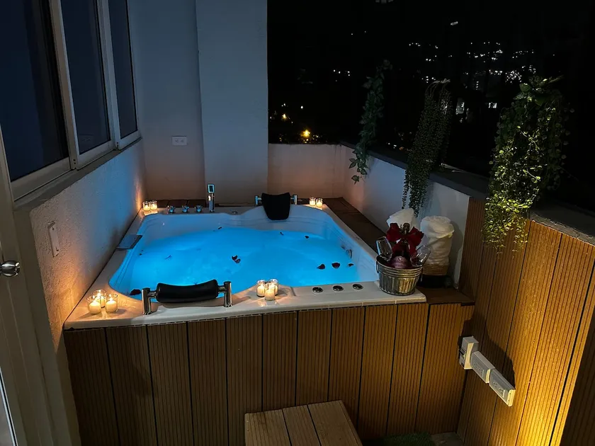 Jacuzzi overlooking the city, comfort and elegance - Image 1