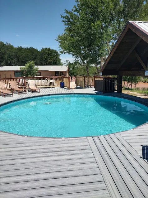 6 bed sl 12 dock pool hot tub 12 min rocker b - Image 1