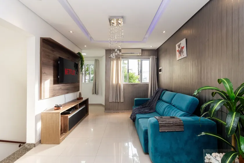 Complete Triplex with 2 En-Suites, 3 Parking Spaces & Security - Image 1