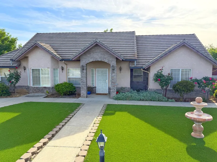 Full 3 Bedroom Home w/ room to Park Anything - Image 1
