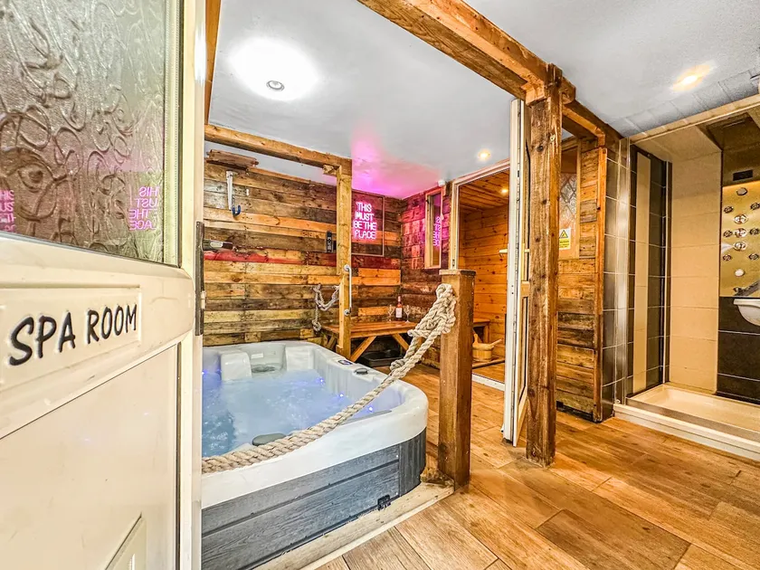 Rustic Rhondda Retreat w Private Hot Tub & Sauna - Image 1