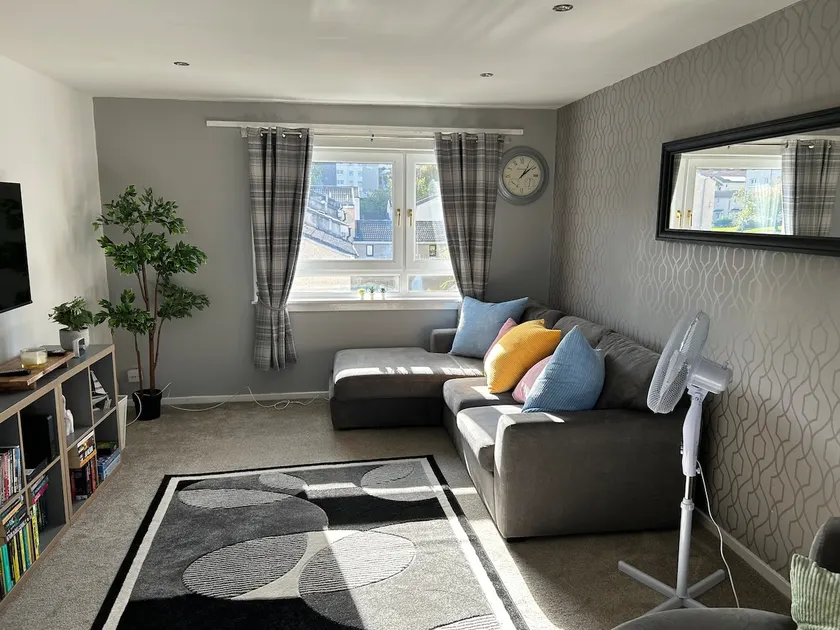 Spacious one bedroom flat, entire property. - Image 1