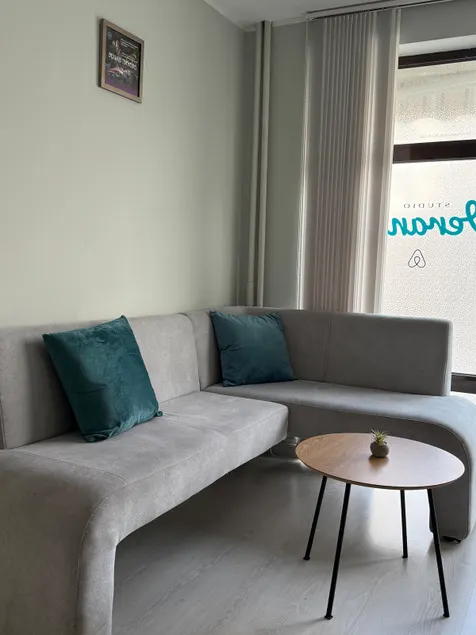 Cozy studio near the park with huge verandah Free parking - Image 1