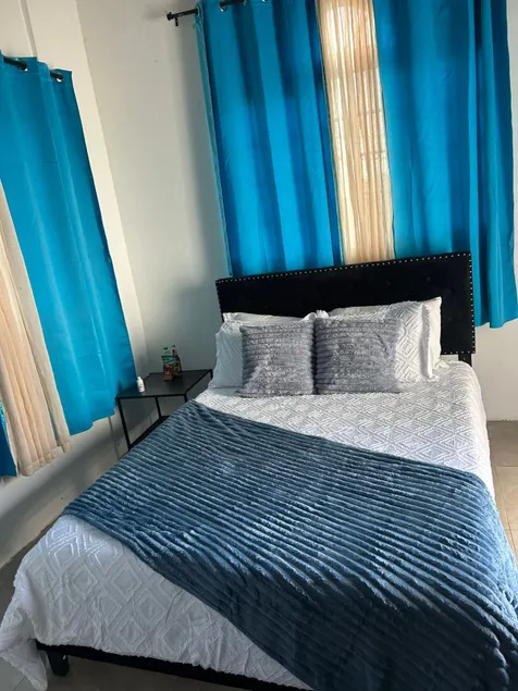 Burwood Breeze Retreat 5 mins to beach AC WiFi - Image 1