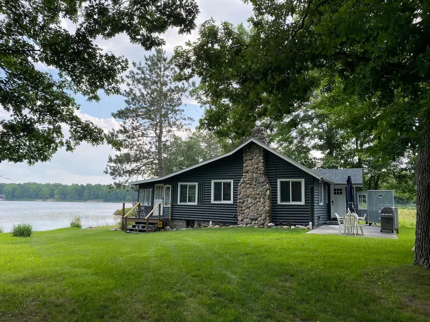 Secluded lakefront cottage - fire pit, kayaks. - Image 1