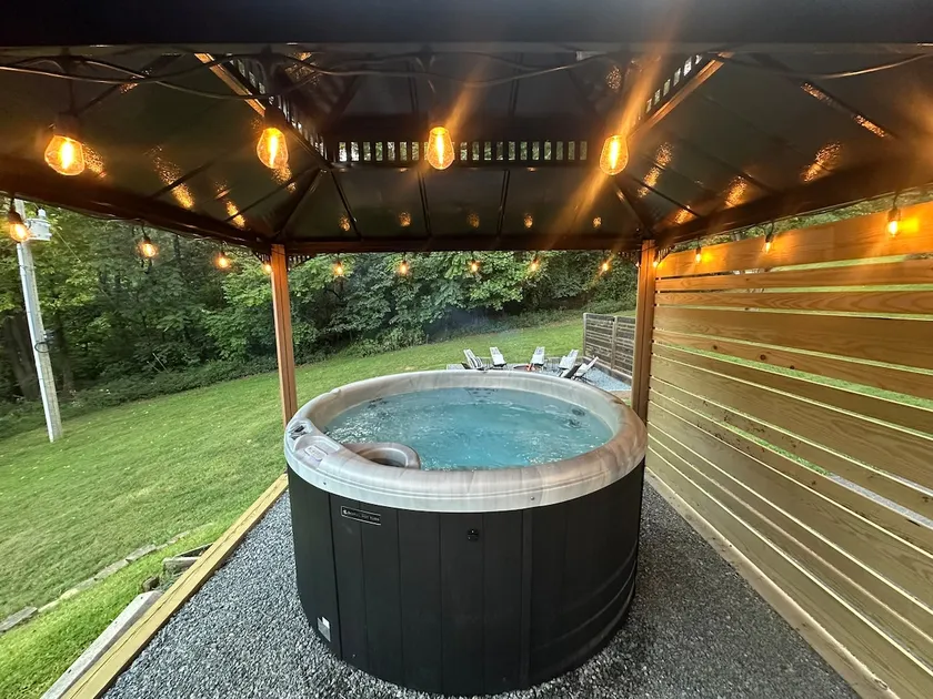 The Little Farmhouse Hot Tub & Wine Country - Image 1