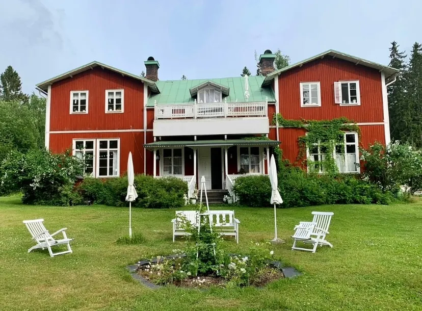 Waterfront summer accommodation – private apartment in part of a house - Image 1