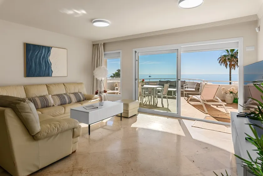 No.1 Beachfront Cosy apartment - Image 1