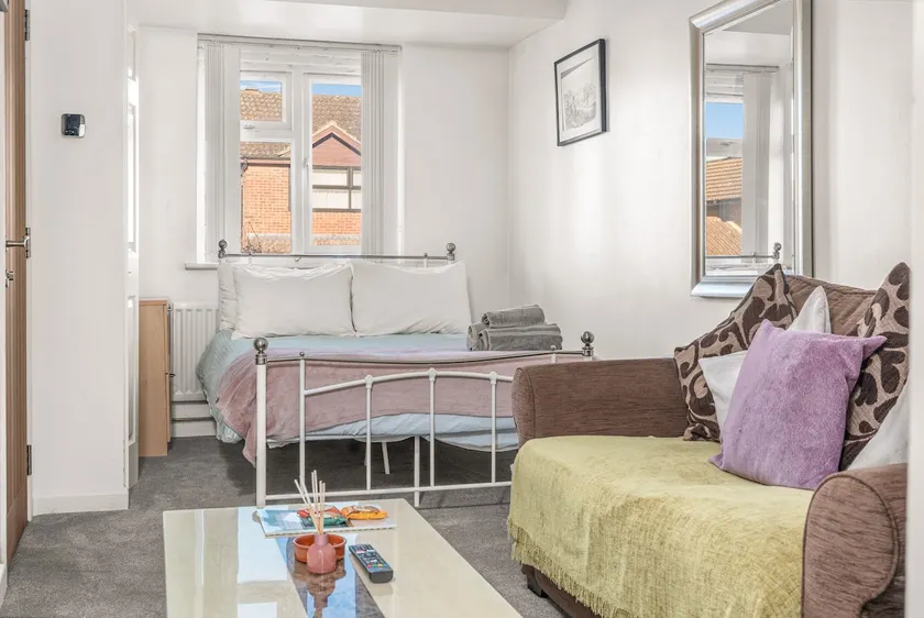 Apt 1: Newly renovated cosy flat - By ShireStays - Image 1