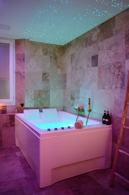 Bohemian Spa Suite | Close to Beaches | Parking & A/C - Image 1