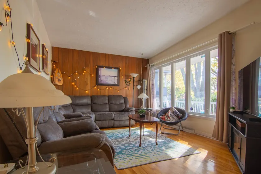 Cozy Home – 6 people – Centropolis & Carrefour Laval - Image 1