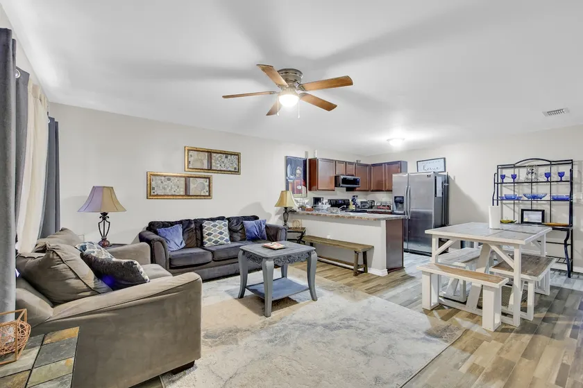Sleeps 10 | Game Room + Pool Table | Truck Parking - Image 1