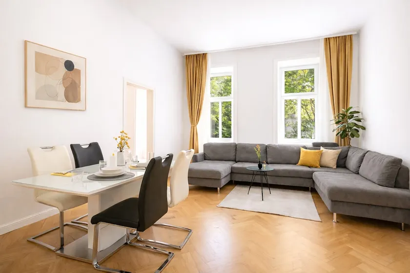 3 Stops to City Center | Bright Design-Apartment - Image 1