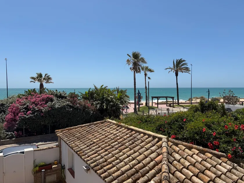 Beachfront villa, La Barrosa - Image 1