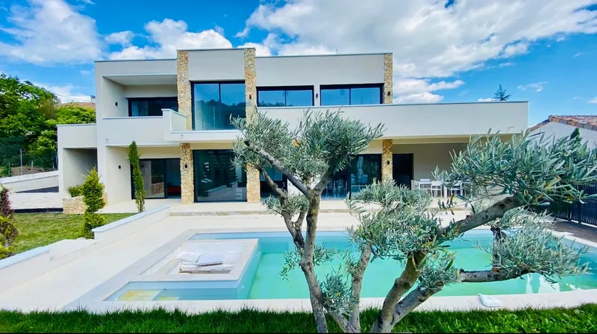 Contemporary 200 m² villa, swimming pool, billiards table - Image 1