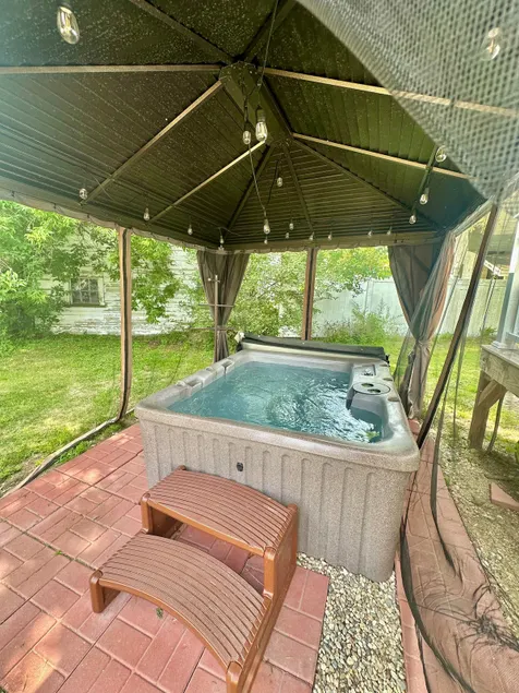 Modern Downtown Escape HotTub Fire Pit Games 12ppl - Image 1