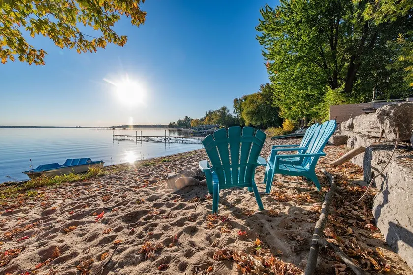 Waterfront Cozy Cottage, Hot Tub and Amazing Views - Image 1