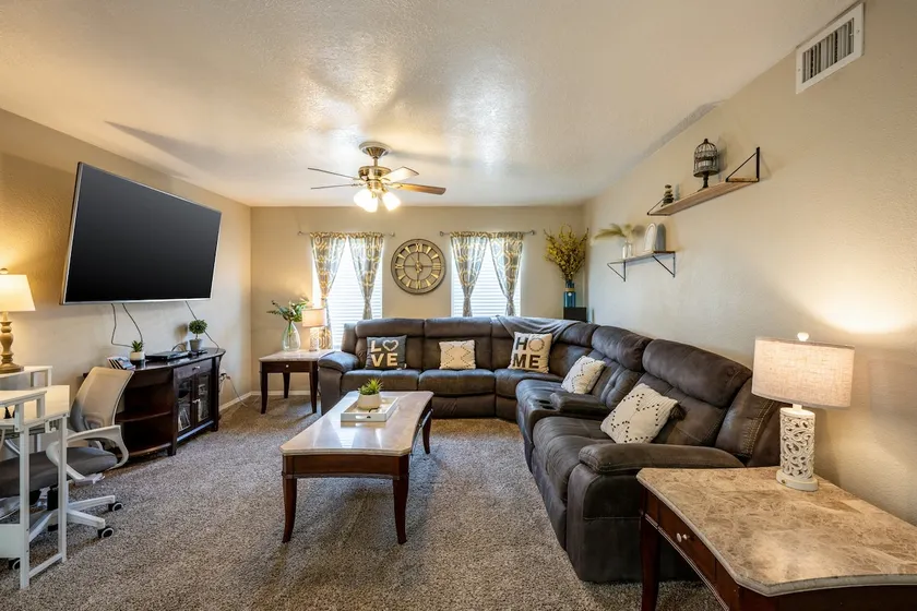 Cozy Family Home with 3bed 2 bath - Image 1