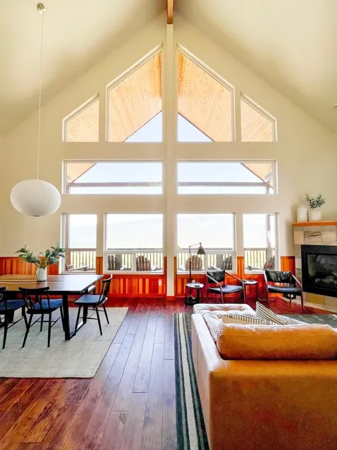 Luxury Home with Stunning Views - Image 1