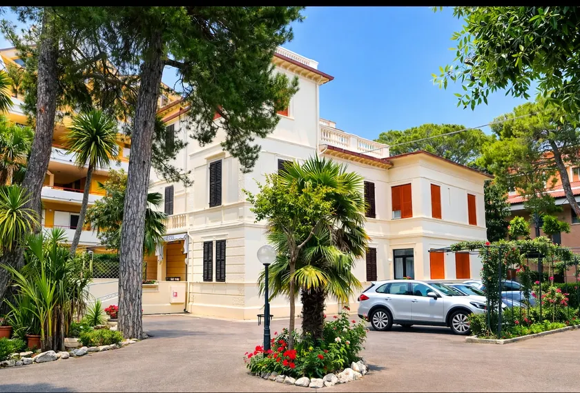 Room in a period villa with garden and parking - Image 1