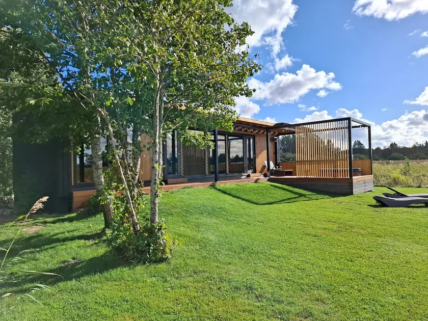Coastal holiday home with sauna and Jacuzzi - Image 1