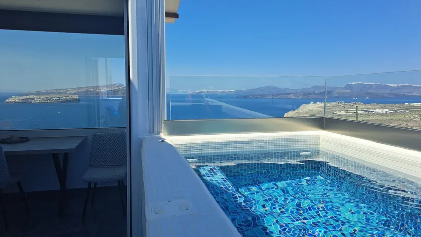Three bedrooms apartment with sea view. - Image 1