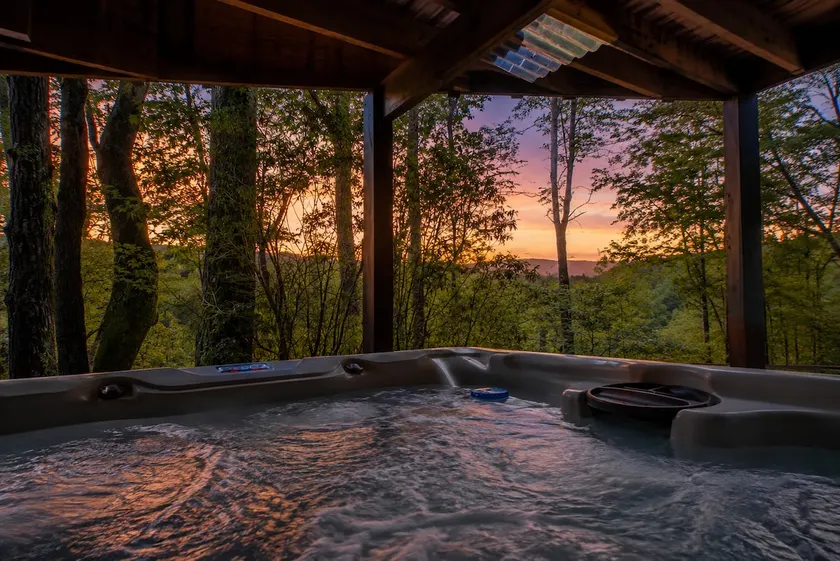 2 mins to Ski! Hot Tub+Fire Pit, Fireplace, Grill! - Image 1