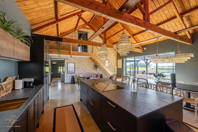 Stunning 8 Bedroom, 4 Bathroom, Barn Conversion - Image 1