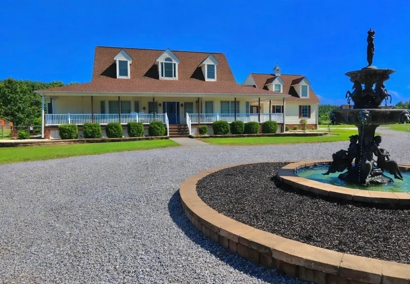 America's 250 Getaway | Pool | Busch Gdns | Wmbg - Image 1