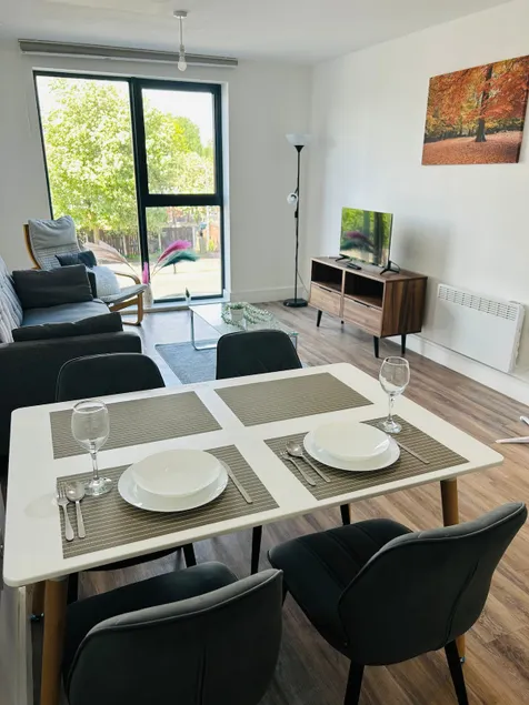 Modern 2BR Sleeps 4 Easy Access to City Centre - Image 1
