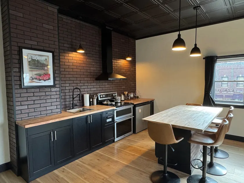 Newly Renovated Apartment Suite - Image 1