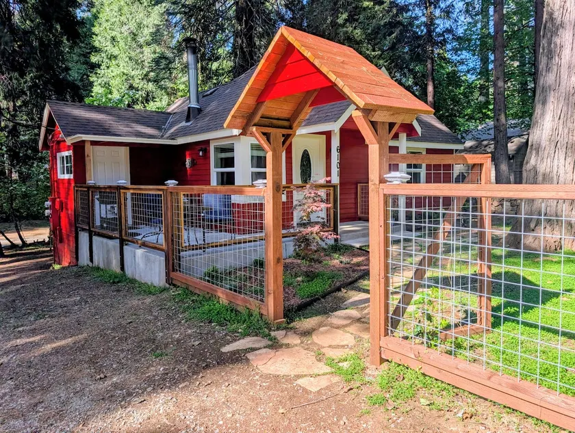 Little red house - Image 1