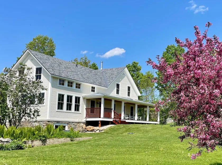 Boutique Vermont Friends Farmhouse Fully Remodeled - Image 1