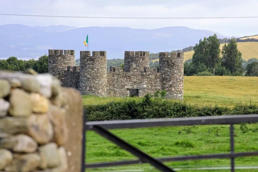 Luxury Cabin Overlooking Historic Castle - Image 1