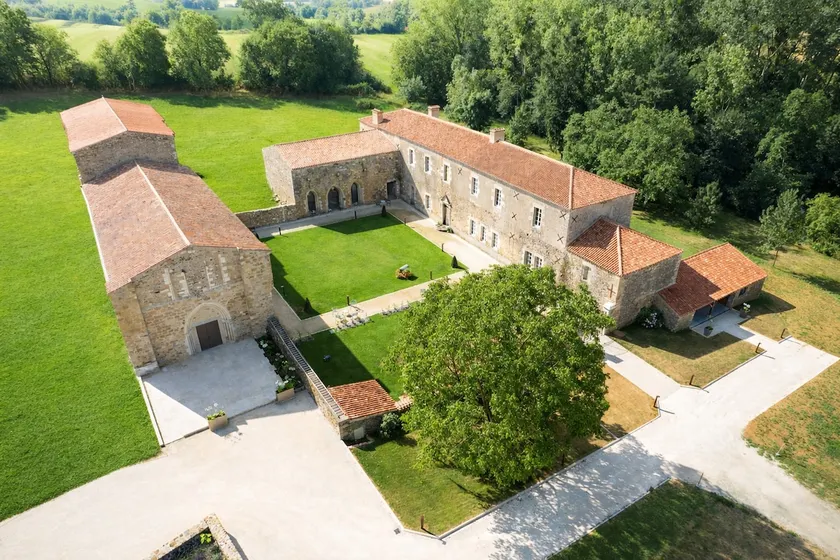 Trizay Abbey - Charming cottage for 10 people - Image 1
