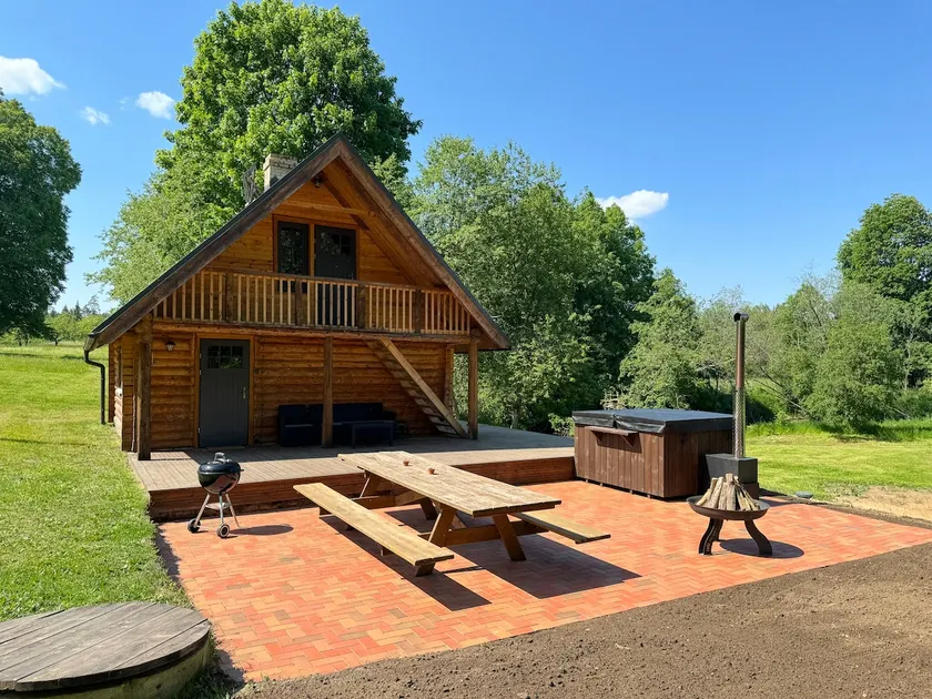 Straw Sauna House with Relaxing Tub - Image 1